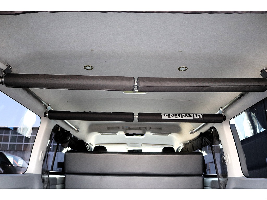 サーフボードやスノーボードなども積めるキャリア搭載！ハンガーをかけることも出来て、こちらも用途いろいろ♪