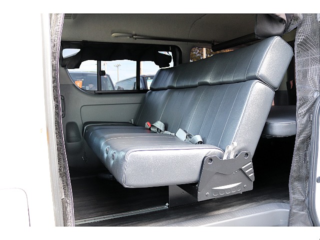 セカンドシートは前後移動可能！フルフラットにもなる♪