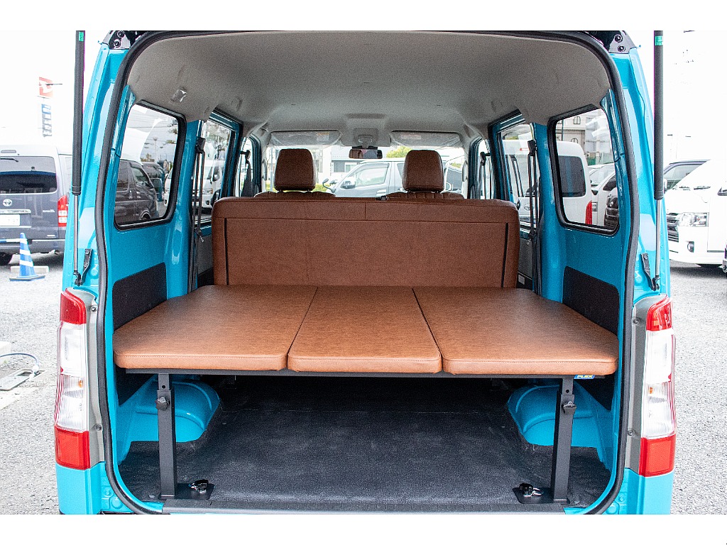 後部座席を立てても広々積荷も2段に♪