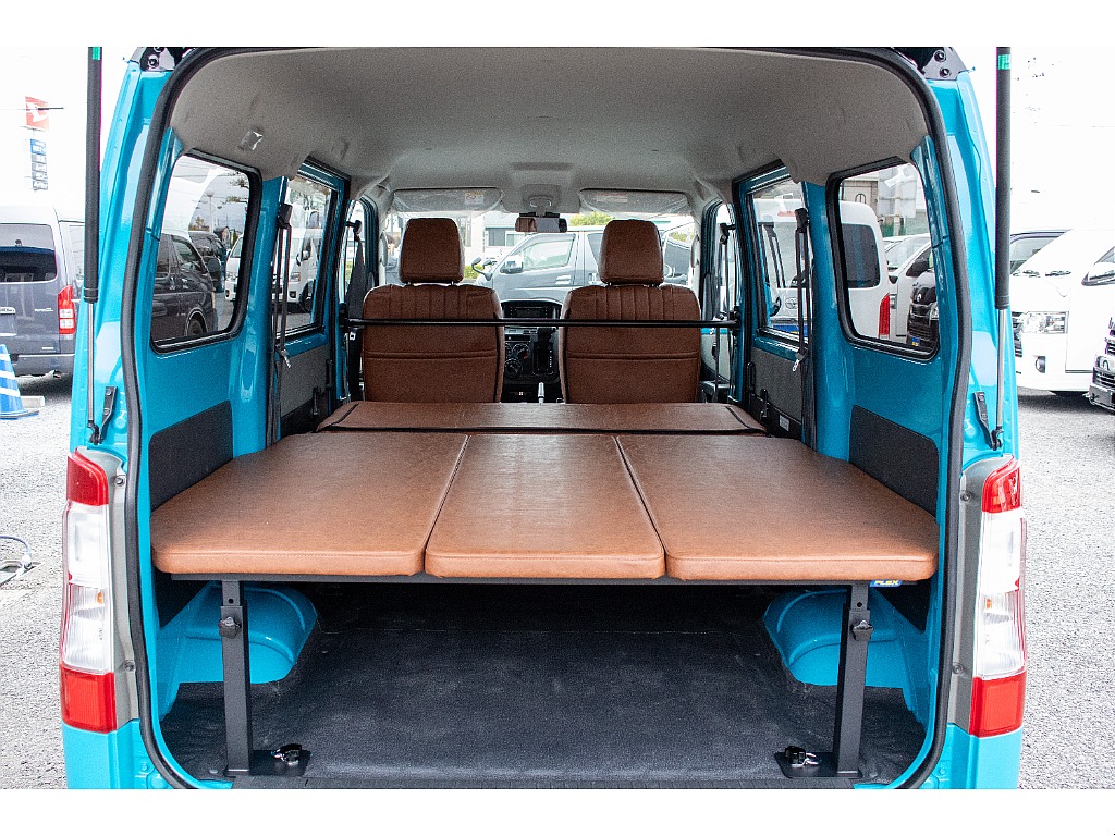 後部座席を倒すと広々ベット♪