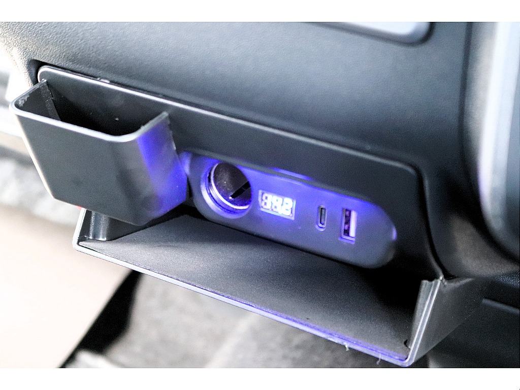 シガーソケットとUSB搭載！携帯などの充電もラクラク♪