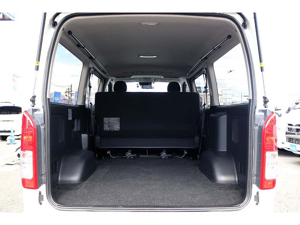 ベッドキットやフローリング施工などのカスタムも出来ますよ♪