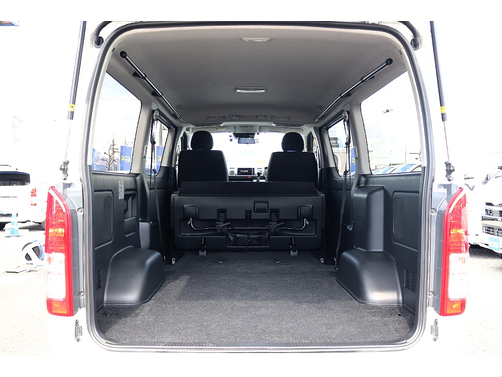 ベッドキットやフローリング施工などのカスタムも出来ますよ♪