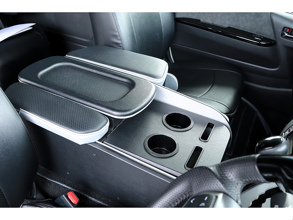 大型コンソールBOX装着済み♪