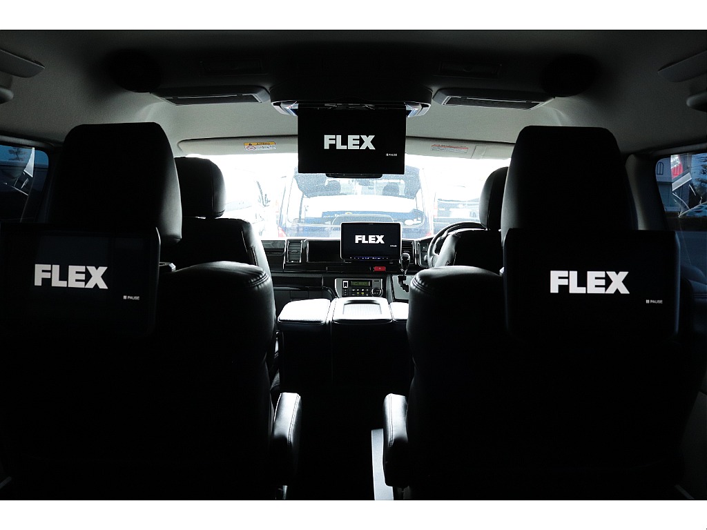 さらにヘッドレストモニターも2基装着♪