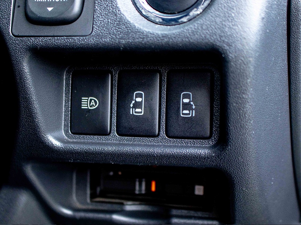 左右電動スライドドア。