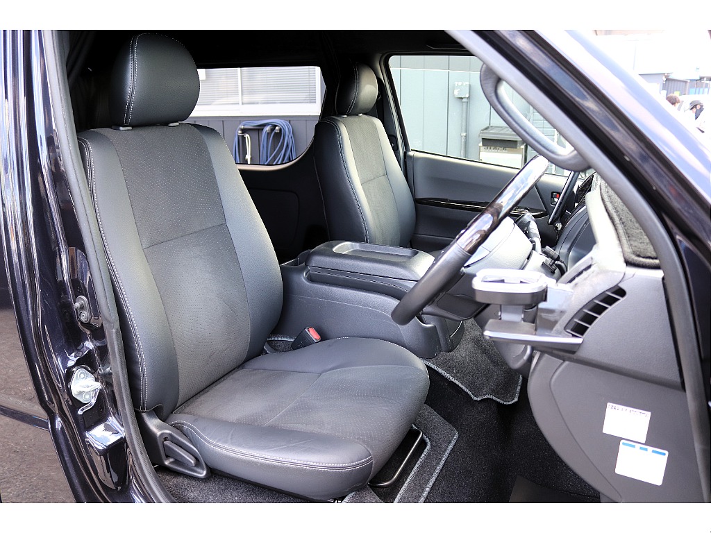 運転席もキレイです