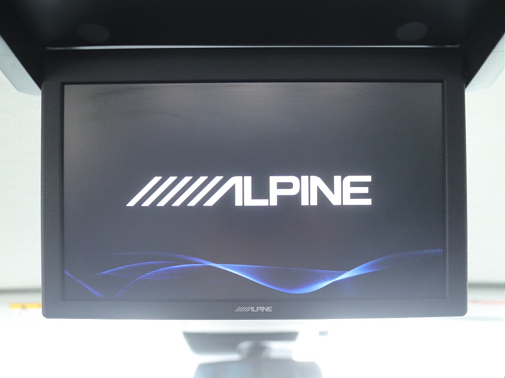 ALPINEフリップダウンモニター完備！