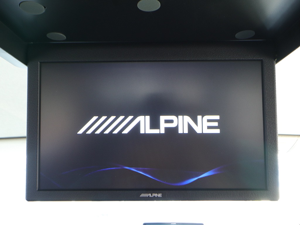 ALPINEフリップダウンモニター付き！