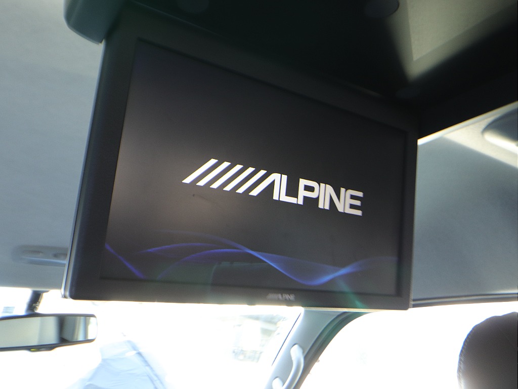 ALPINE 10.1inフリップダウンモニター装着済♪ 移動中も退屈しません♪