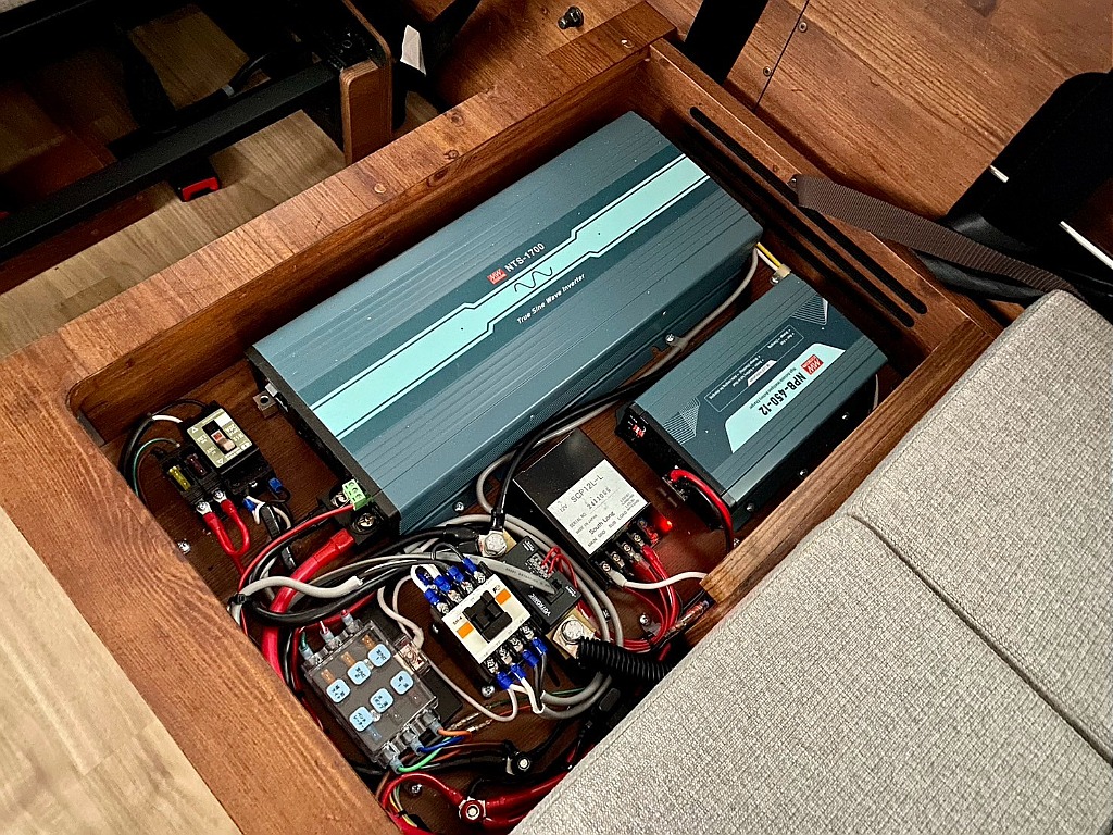 キャンピングカーオプション装備　１５００Ｗインバーター＆外部充電システム！
