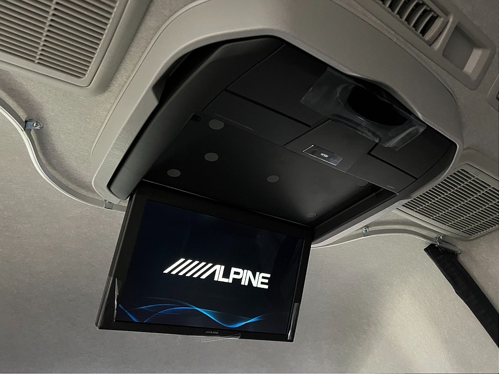 ALPINE　12.8インチフリップダウンモニターも装備されております！
