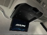 ALPINE　12.8インチフリップダウンモニターも装備されております！