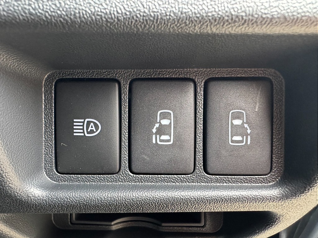 メーカーオプションのパワースライドドアは標準装備となります！お買い得な一台！