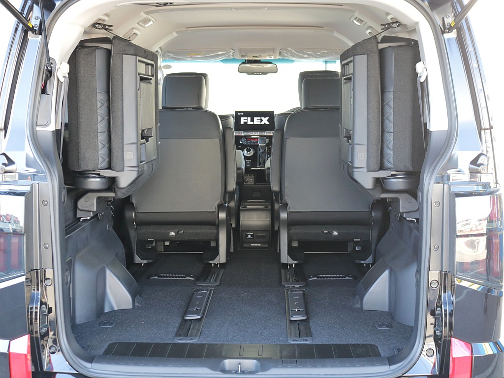 サードシート跳ね上げ可能！荷物スペースも確保