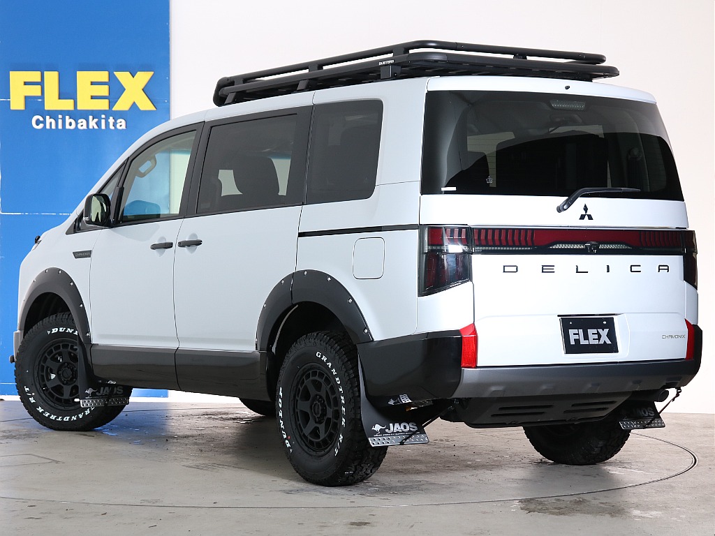 ホワイトボディーカラーと各所ブラックアウトパーツが相まって程よい仕上がりに！