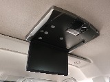 フリップダウンモニター搭載！セカンドシートやサードシートの方もしっかりとご覧頂けます！