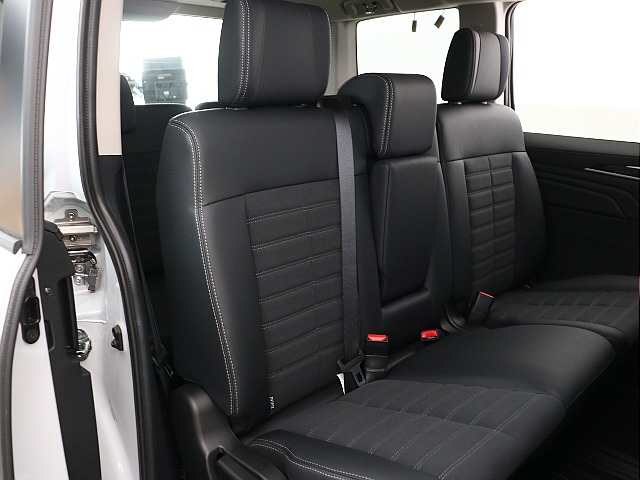 セカンドシートには3人お座り頂けるスペースが確保出来ております！