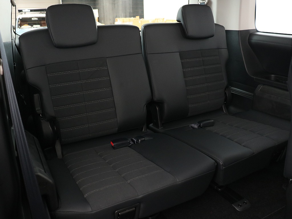 サードシートもご覧の広さ！これこそデリカの大きな特徴ですね！