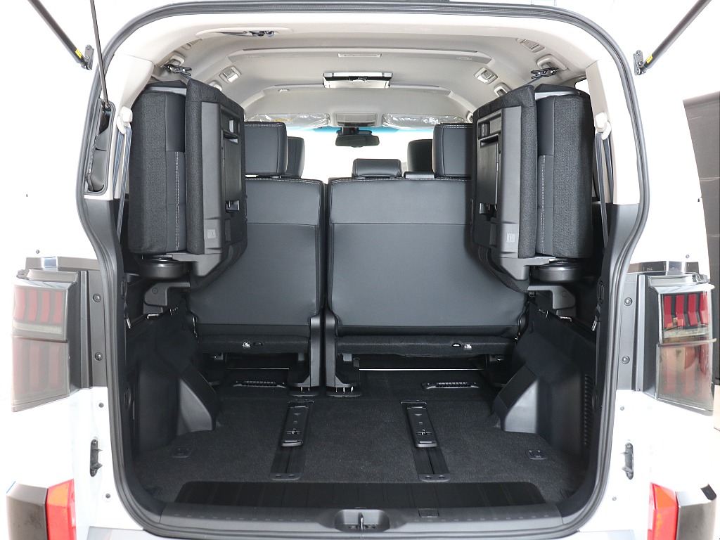 サードシートを跳ね上げれば広大なラゲッジスペース！荷物も沢山積み込めます！