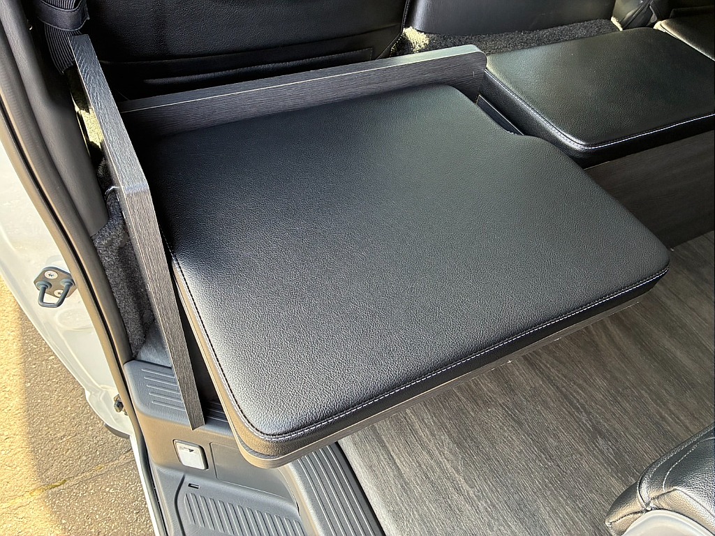 ドリンクホルダー部分を展開することで補助席としてもお使いいただけます。
