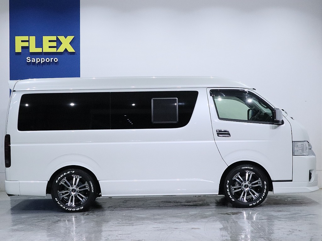 FLEXオリジナルアミエースも装備されているので車中泊も快適♪