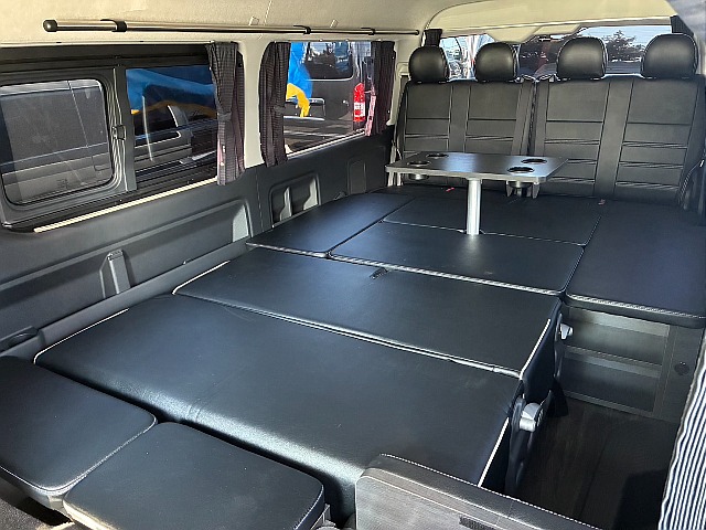 シート展開で広々とした車内空間に♪