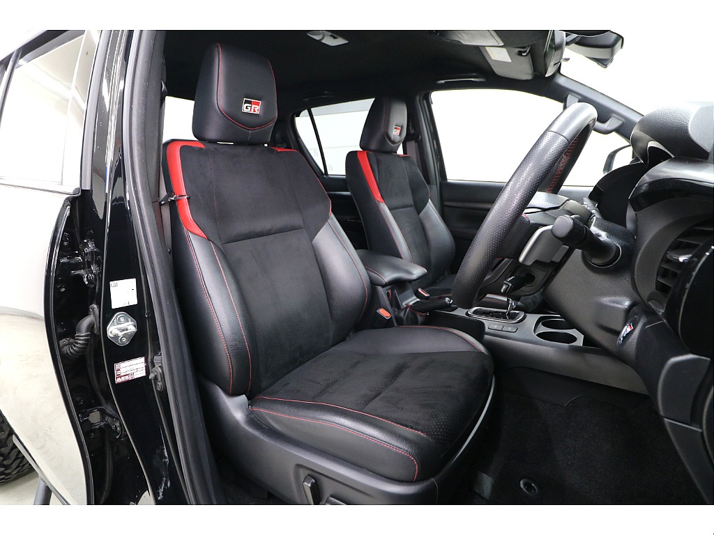 GRスポーツ専用シートになります！！ブランノーブ＋合成皮革のシートでGR刺繍が施されています！！使い勝手のいい素材なので快適にお乗り頂けます！ブラックにレッドのコンビシートたまりませんね♪