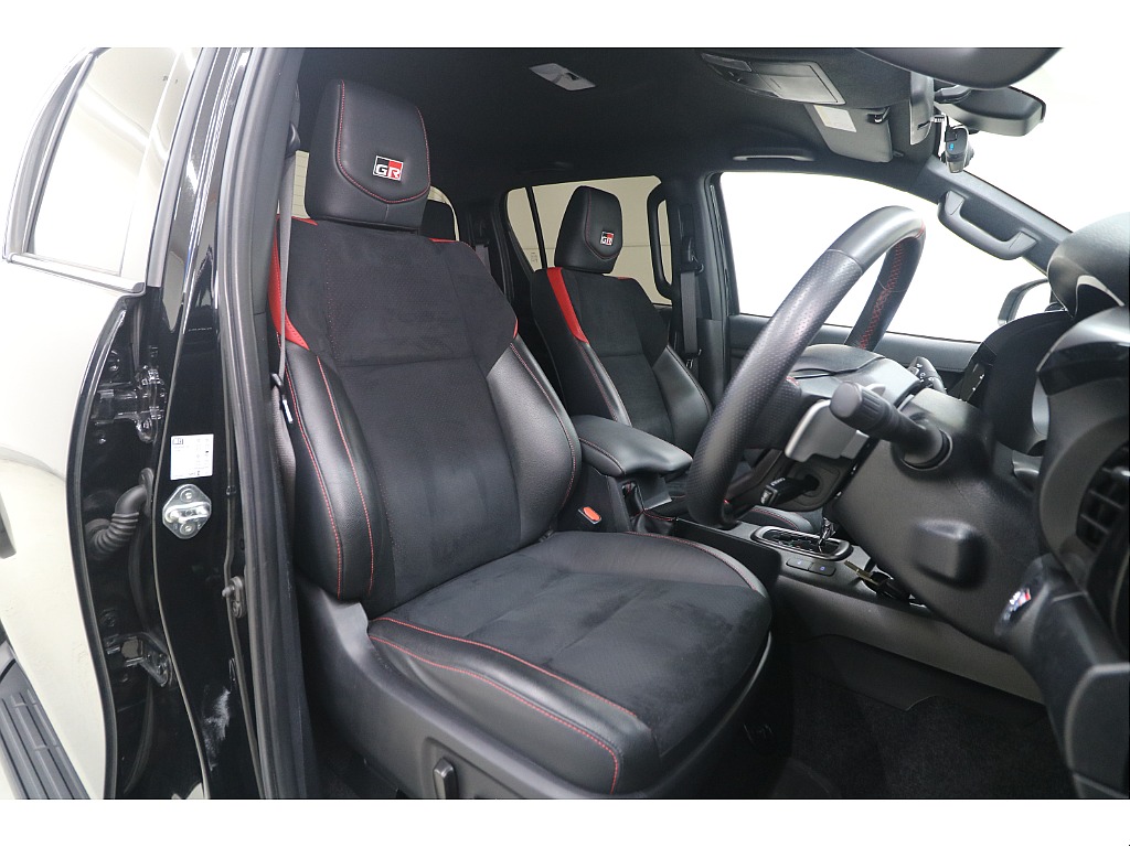 GRスポーツ専用シートになります！！ブランノーブ＋合成皮革のシートでGR刺繍が施されています！！使い勝手のいい素材なので快適にお乗り頂けます！ブラックにレッドのコンビシートたまりませんね♪