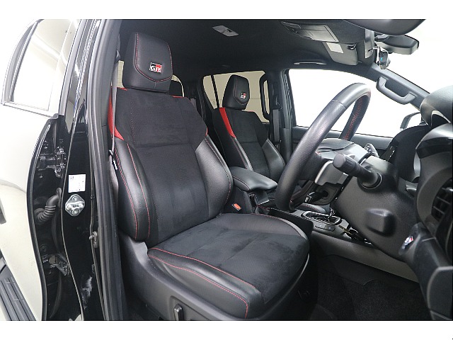 GRスポーツ専用シートになります！！ブランノーブ＋合成皮革のシートでGR刺繍が施されています！！使い勝手のいい素材なので快適にお乗り頂けます！ブラックにレッドのコンビシートたまりませんね♪