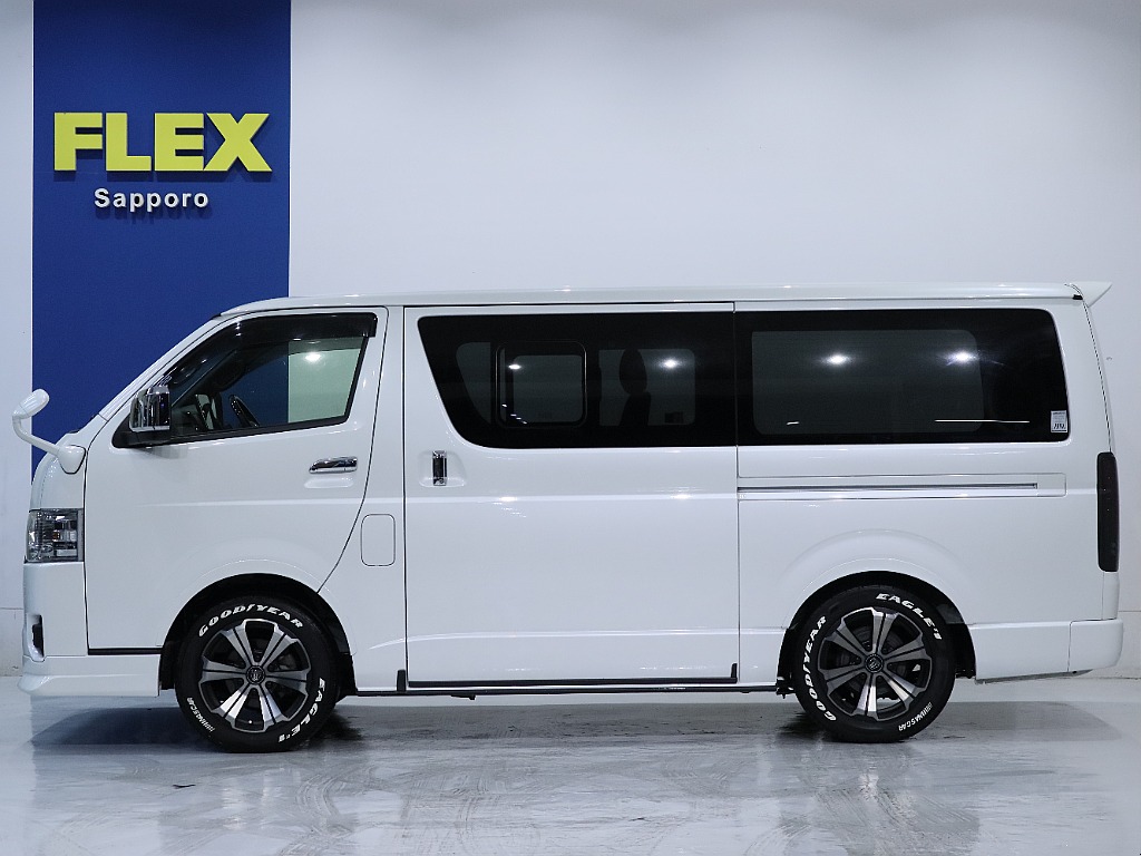 両側小窓付きスライドドア！