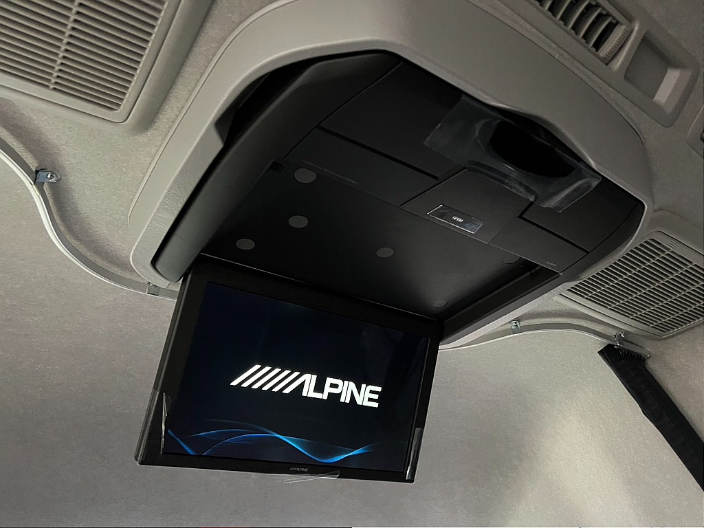 ALPINE　12.8inフリップダウンモニター付き！