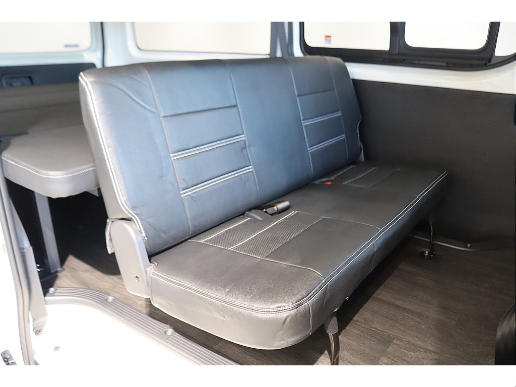 2列目には3人掛けシートもございます☆