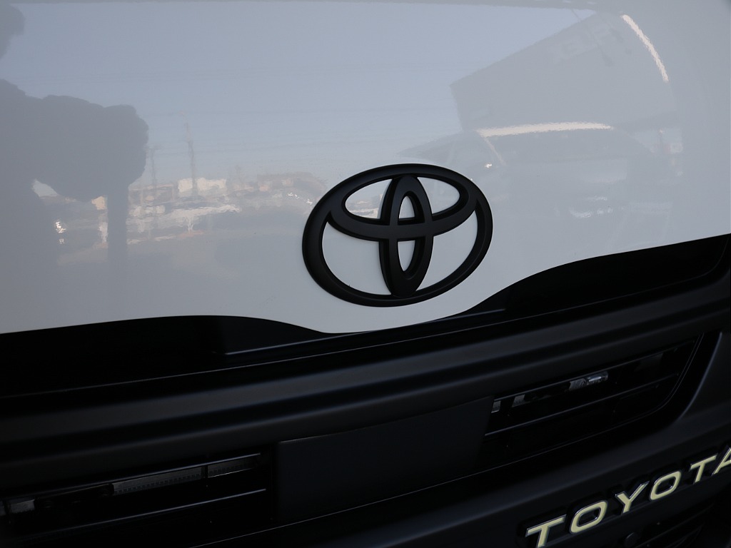 新車ハイエースＶ人気のＤＸロングＲＥクラシック丸目ライトフェイチェンジ済み！オリジナルフロントバンパーオリジナル１６インチアルミオリジナルオーバーフェンダーリア全面床張り施工オリジナルベットＫＩＴ装備