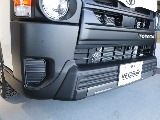 新車ハイエースＶ人気のＤＸロングＲＥクラシック丸目ライトフェイチェンジ済み！オリジナルフロントバンパーオリジナル１６インチアルミオリジナルオーバーフェンダーリア全面床張り施工オリジナルベットＫＩＴ装備