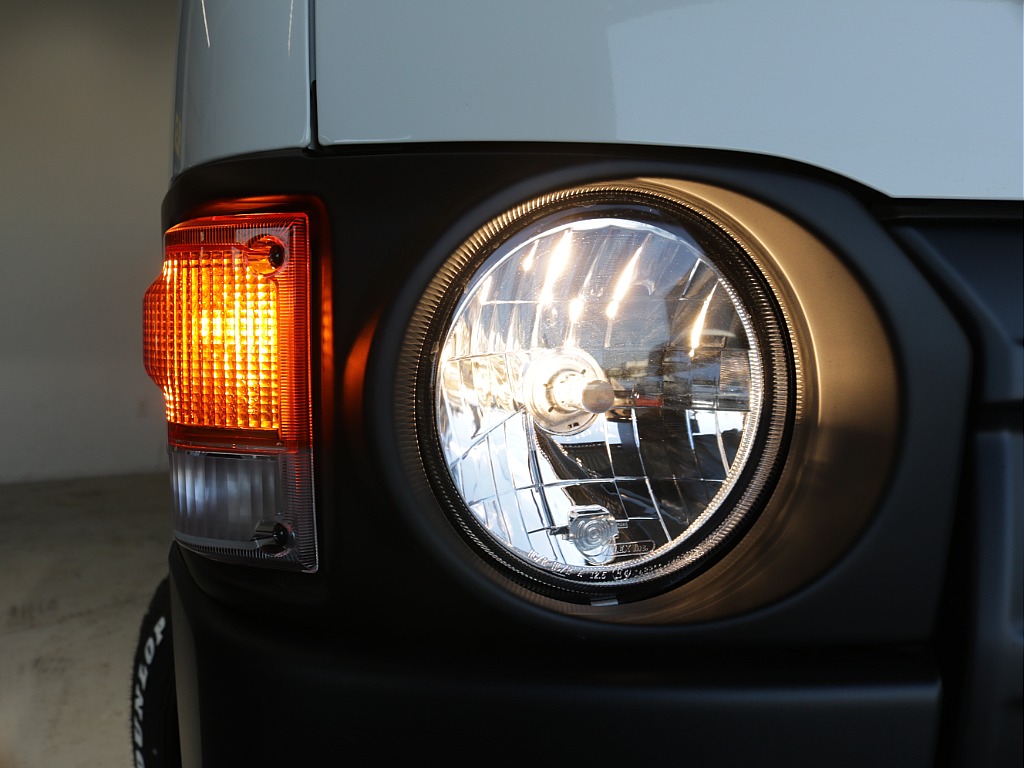 新車ハイエースＶ人気のＤＸロングＲＥクラシック丸目ライトフェイチェンジ済み！オリジナルフロントバンパーオリジナル１６インチアルミオリジナルオーバーフェンダーリア全面床張り施工オリジナルベットＫＩＴ装備