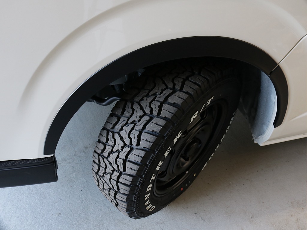 新車ハイエースＶ人気のＤＸロングＲＥクラシック丸目ライトフェイチェンジ済み！オリジナルフロントバンパーオリジナル１６インチアルミオリジナルオーバーフェンダーリア全面床張り施工オリジナルベットＫＩＴ装備