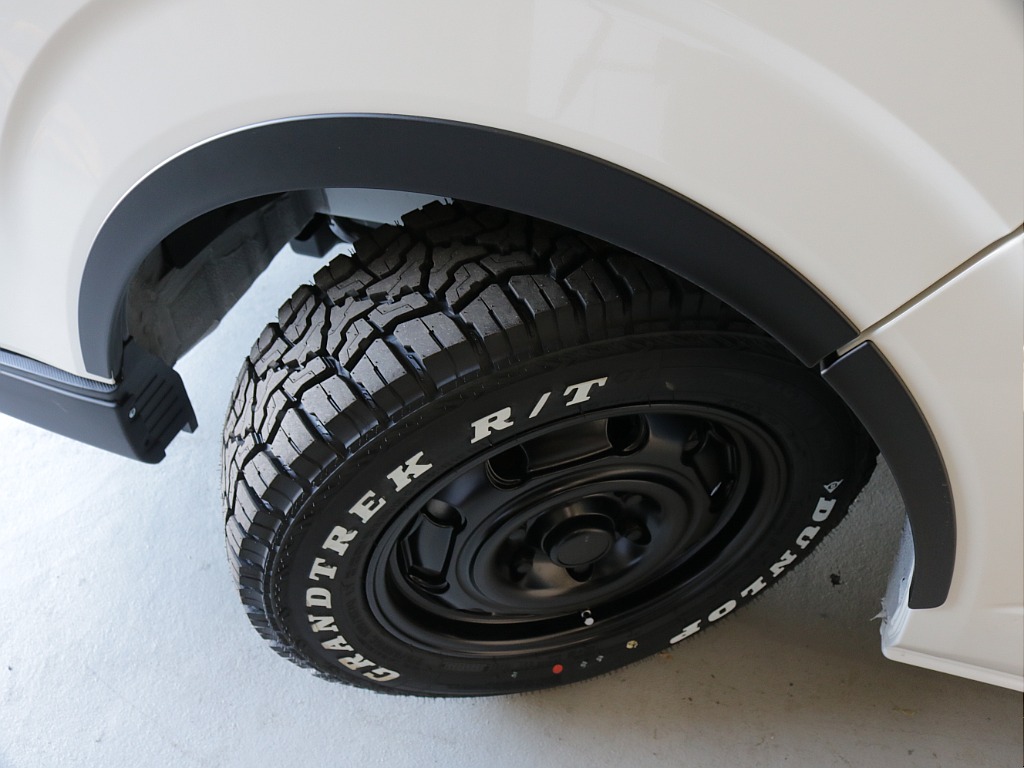 新車ハイエースＶ人気のＤＸロングＲＥクラシック丸目ライトフェイチェンジ済み！オリジナルフロントバンパーオリジナル１６インチアルミオリジナルオーバーフェンダーリア全面床張り施工オリジナルベットＫＩＴ装備