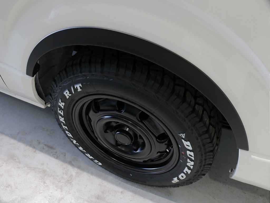 新車ハイエースＶ人気のＤＸロングＲＥクラシック丸目ライトフェイチェンジ済み！オリジナルフロントバンパーオリジナル１６インチアルミオリジナルオーバーフェンダーリア全面床張り施工オリジナルベットＫＩＴ装備