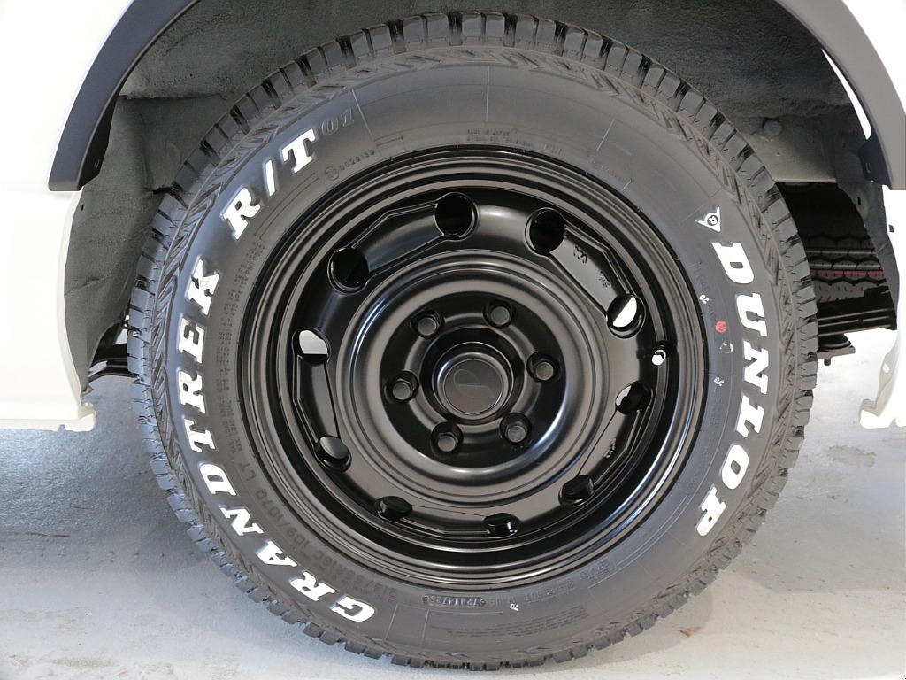 新車ハイエースＶ人気のＤＸロングＲＥクラシック丸目ライトフェイチェンジ済み！オリジナルフロントバンパーオリジナル１６インチアルミオリジナルオーバーフェンダーリア全面床張り施工オリジナルベットＫＩＴ装備