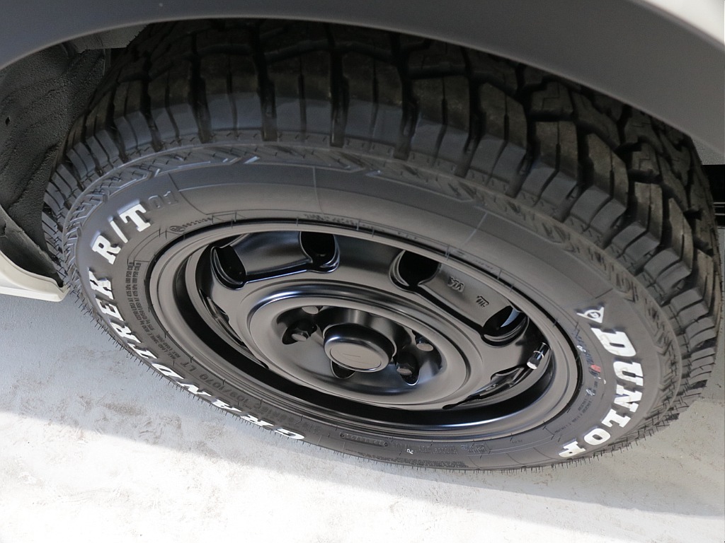 新車ハイエースＶ人気のＤＸロングＲＥクラシック丸目ライトフェイチェンジ済み！オリジナルフロントバンパーオリジナル１６インチアルミオリジナルオーバーフェンダーリア全面床張り施工オリジナルベットＫＩＴ装備