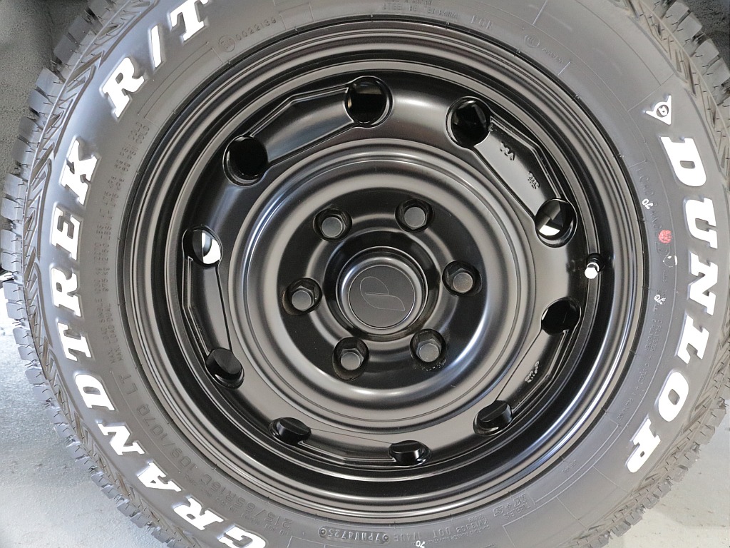 新車ハイエースＶ人気のＤＸロングＲＥクラシック丸目ライトフェイチェンジ済み！オリジナルフロントバンパーオリジナル１６インチアルミオリジナルオーバーフェンダーリア全面床張り施工オリジナルベットＫＩＴ装備