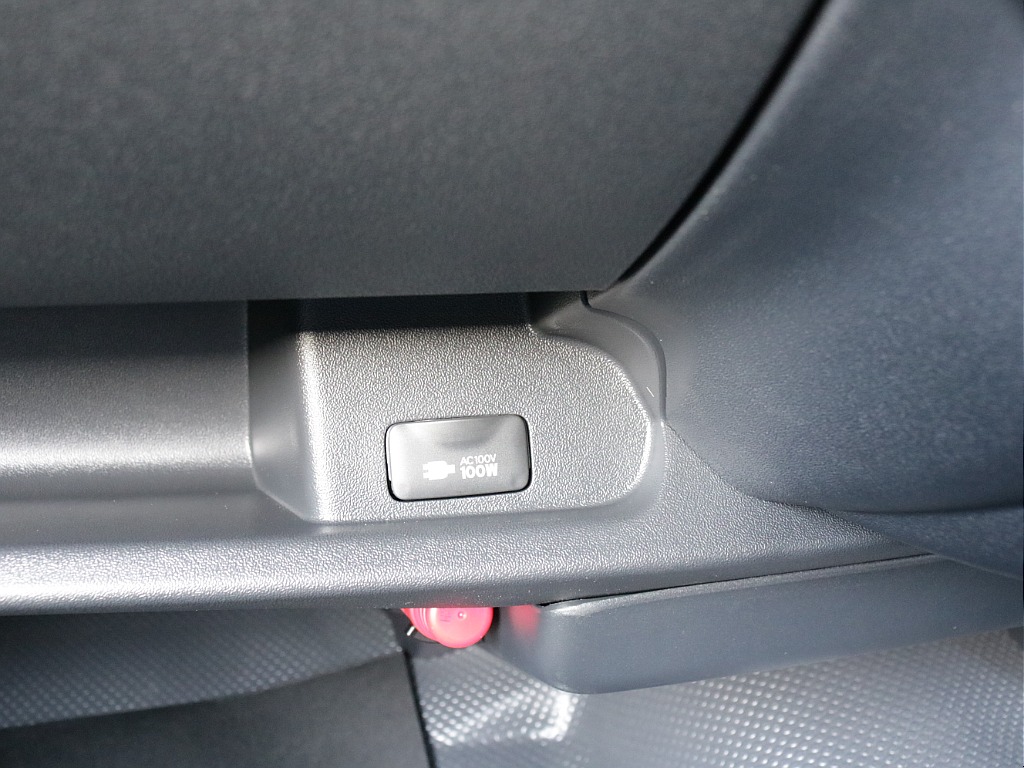 新車ハイエースＶ人気のＤＸロングＲＥクラシック丸目ライトフェイチェンジ済み！オリジナルフロントバンパーオリジナル１６インチアルミオリジナルオーバーフェンダーリア全面床張り施工オリジナルベットＫＩＴ装備