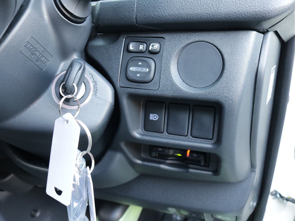 新車ハイエースＶ人気のＤＸロングＲＥクラシック丸目ライトフェイチェンジ済み！オリジナルフロントバンパーオリジナル１６インチアルミオリジナルオーバーフェンダーリア全面床張り施工オリジナルベットＫＩＴ装備