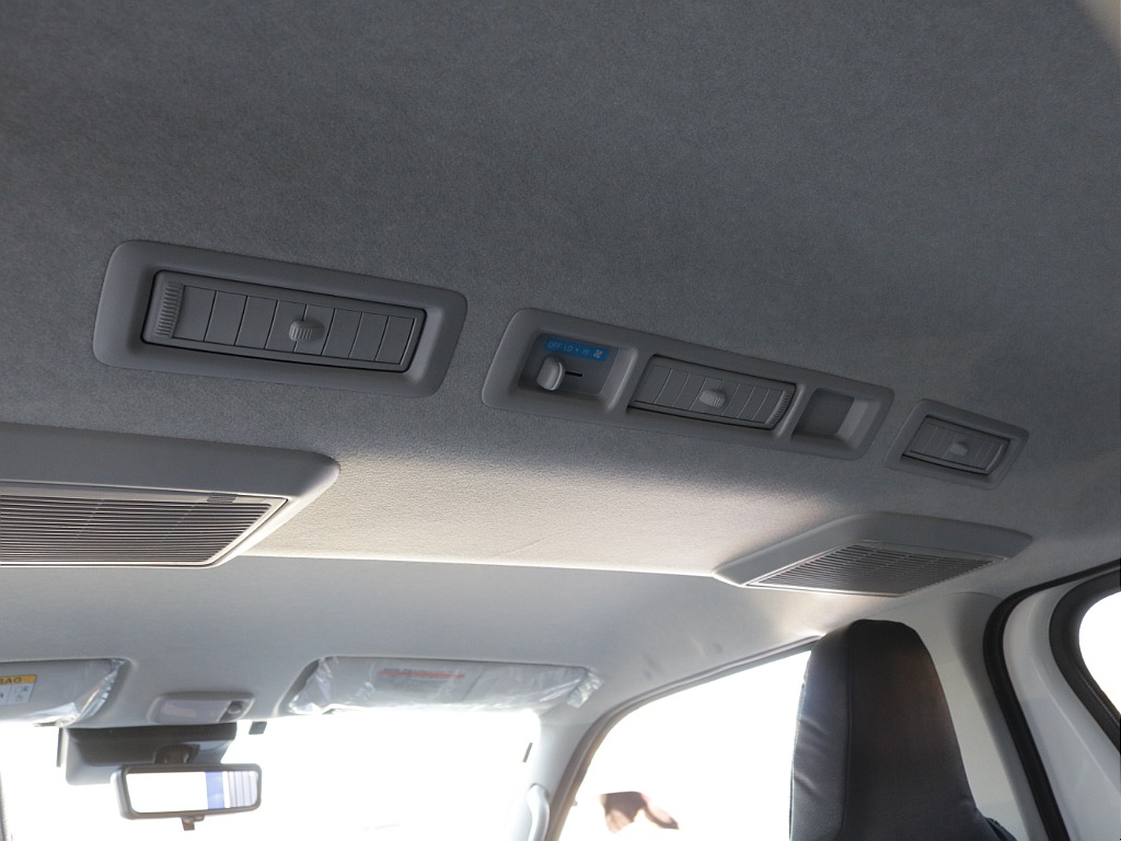 新車ハイエースＶ人気のＤＸロングＲＥクラシック丸目ライトフェイチェンジ済み！オリジナルフロントバンパーオリジナル１６インチアルミオリジナルオーバーフェンダーリア全面床張り施工オリジナルベットＫＩＴ装備