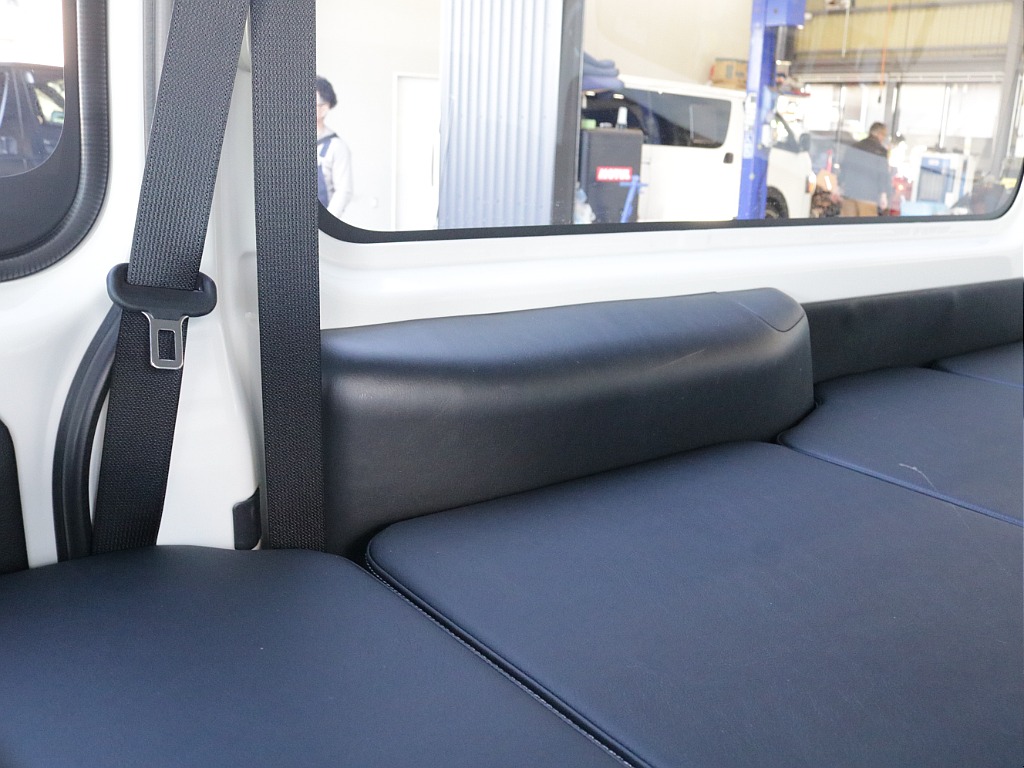 新車ハイエースＶ人気のＤＸロングＲＥクラシック丸目ライトフェイチェンジ済み！オリジナルフロントバンパーオリジナル１６インチアルミオリジナルオーバーフェンダーリア全面床張り施工オリジナルベットＫＩＴ装備