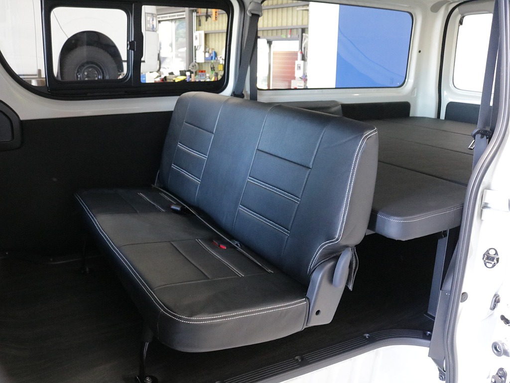 新車ハイエースＶ人気のＤＸロングＲＥクラシック丸目ライトフェイチェンジ済み！オリジナルフロントバンパーオリジナル１６インチアルミオリジナルオーバーフェンダーリア全面床張り施工オリジナルベットＫＩＴ装備