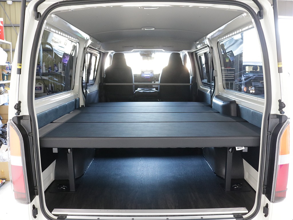 新車ハイエースＶ人気のＤＸロングＲＥクラシック丸目ライトフェイチェンジ済み！オリジナルフロントバンパーオリジナル１６インチアルミオリジナルオーバーフェンダーリア全面床張り施工オリジナルベットＫＩＴ装備