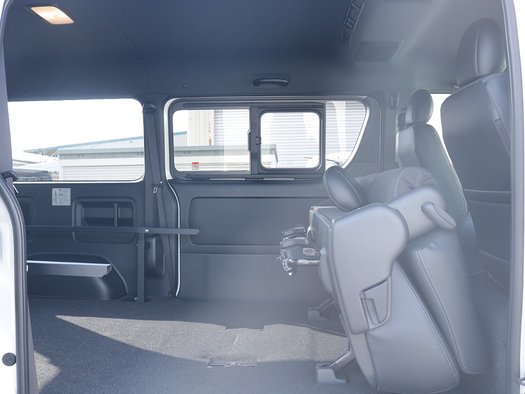 セカンドシートは折りたたむことも前に倒すこともできるようになっております！