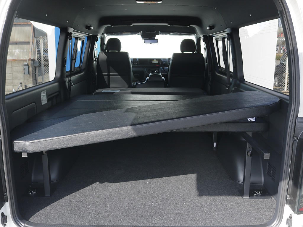 オリジナルタイプⅡベットキット搭載！！車中泊なども広々空間でできちゃいます！！